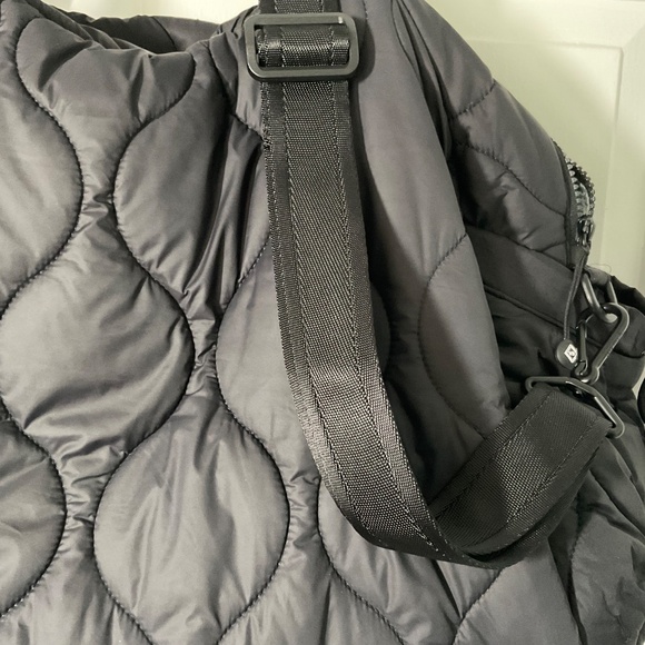 Vera Bradley Women’s Featherweight Travel Bag - Picture 15 of 15